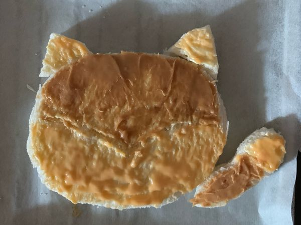 再把貓咪頭上半和貓手塗花生醬（如圖）