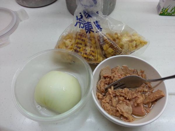 把材料準備好，洋蔥切小塊