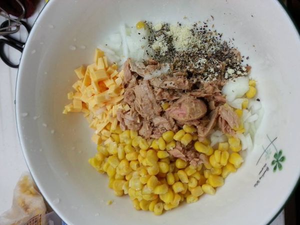 起司也切小塊，加入起司粉、粗黑胡椒粒、鹽、義大利香料