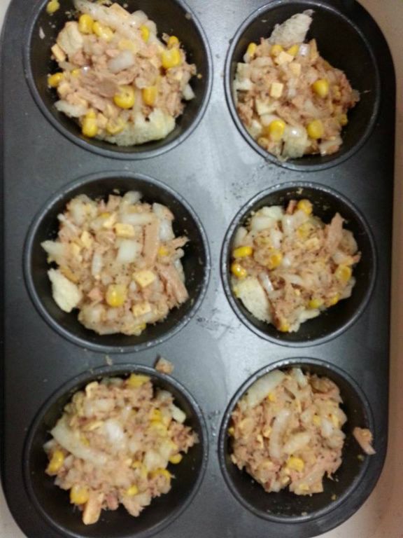 將調好的料鋪在吐司上面