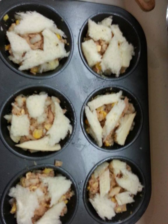 在鋪上幾塊撕碎的吐司