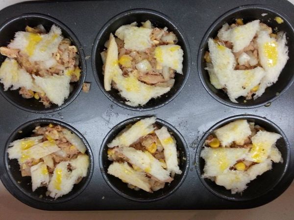 在吐司上塗抹少許的奶油