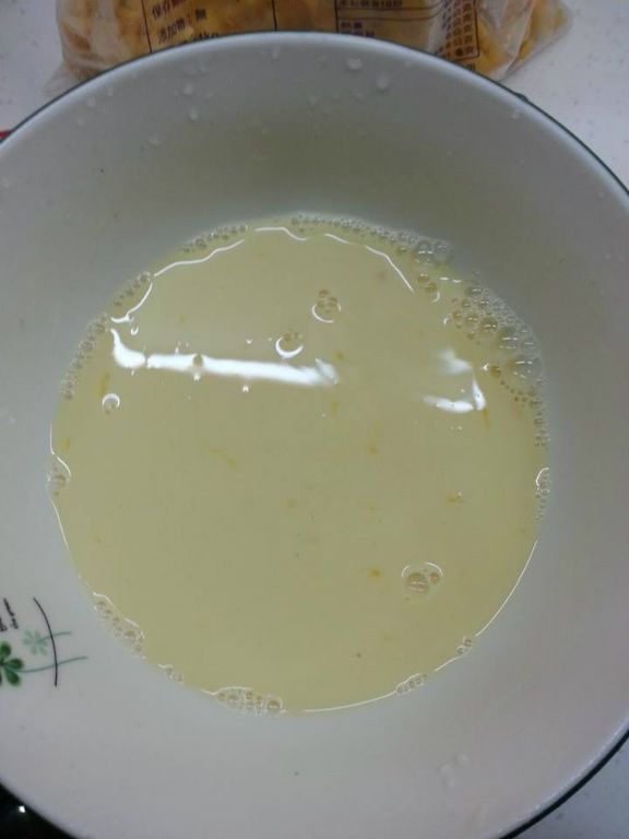 接著把牛奶跟蛋拌勻，在加一點鹽