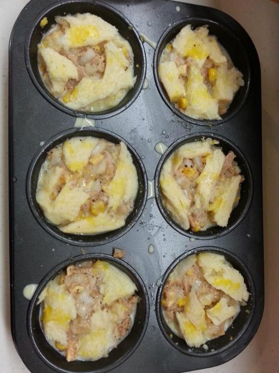 將牛奶液倒入烤盤中，約八分滿就夠了