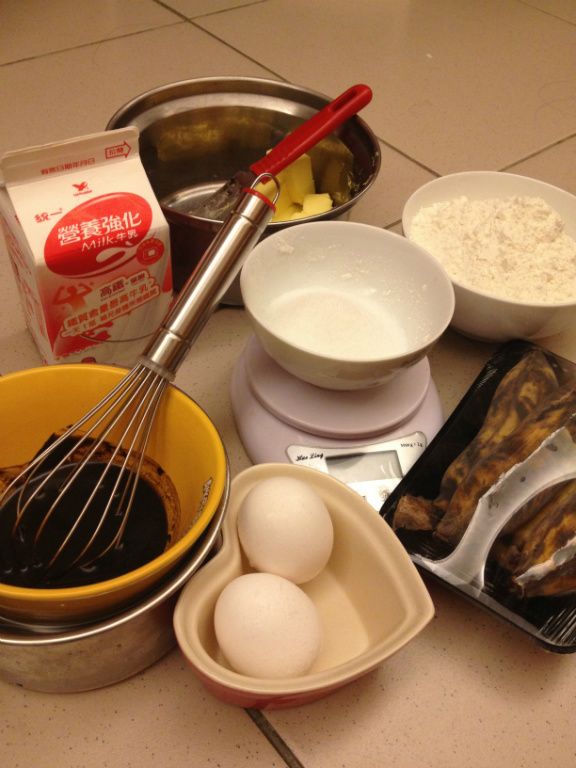 準備好這些材料,並將"30g"無鹽奶油與苦甜巧克力隔水加熱至完全融化!!