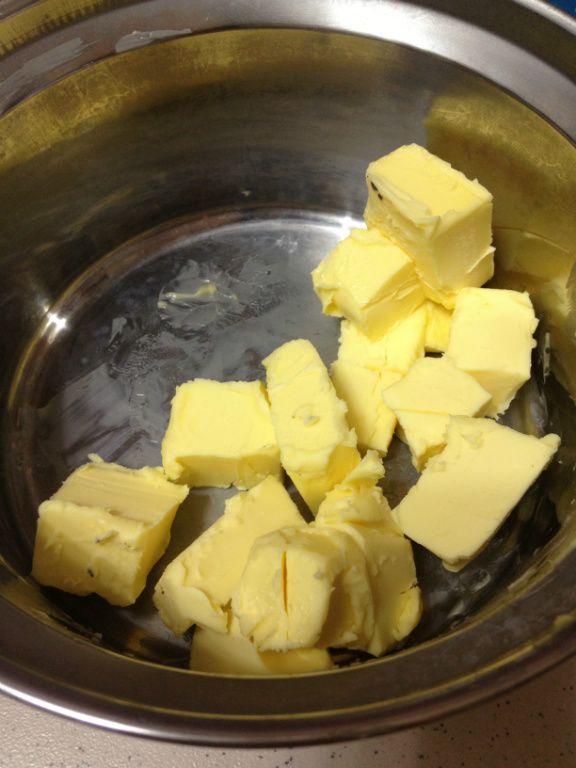 將其他的無鹽奶油切塊使它軟化速度變快