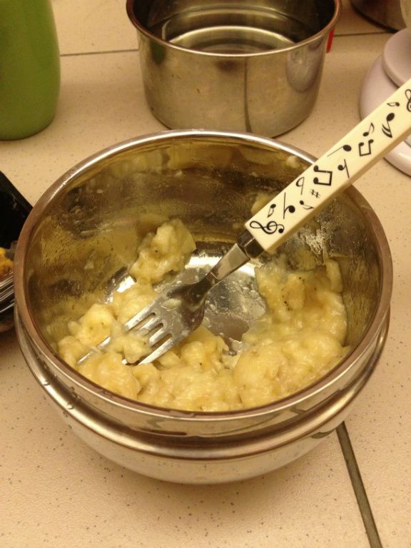 將香蕉用叉子弄成香蕉泥備用