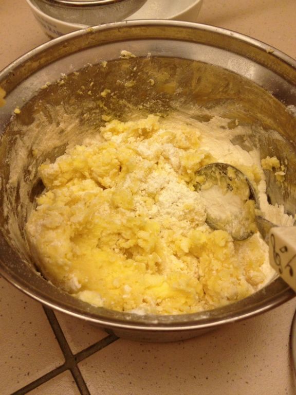 先將糖與軟化的奶油攪勻,再加入低筋麵粉與泡打粉拌勻