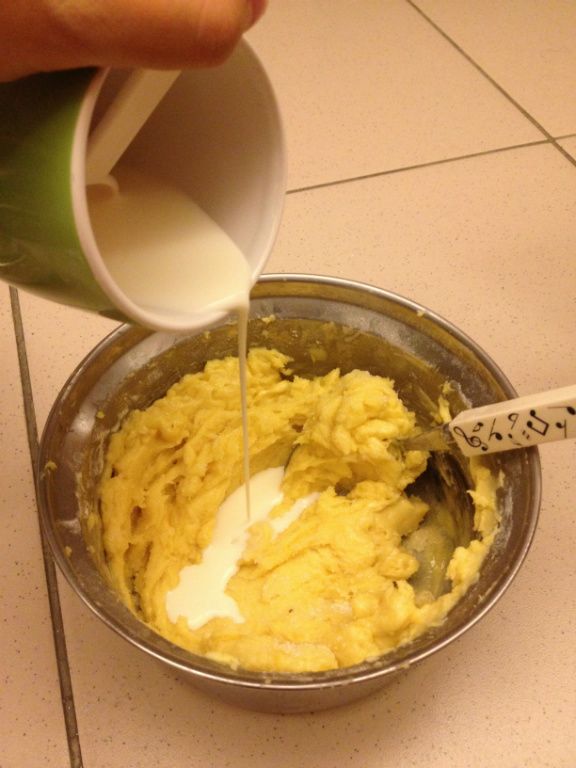 再加入牛奶和巧克力拌勻