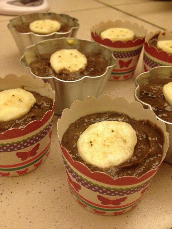 接下來把它裝進杯子裡約8分滿即可,也可以像我一樣切一片香蕉放在上面當作裝飾哦!!