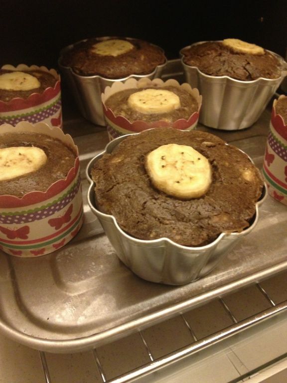 然後漂亮的巧克力香蕉馬分就完成啦～～～這時候再加上一杯熱熱的牛奶,當成早餐或下午茶小點心,都很幸福呦<3