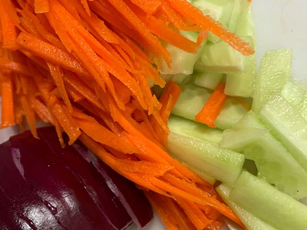 把所需嘅配料切好