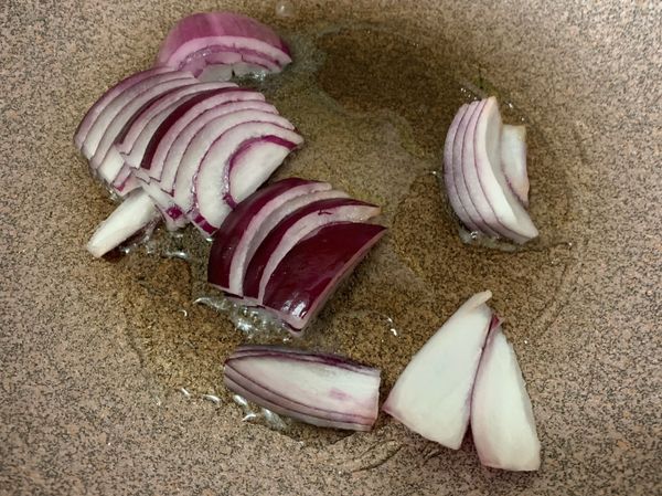 鍋下油先爆香洋蔥