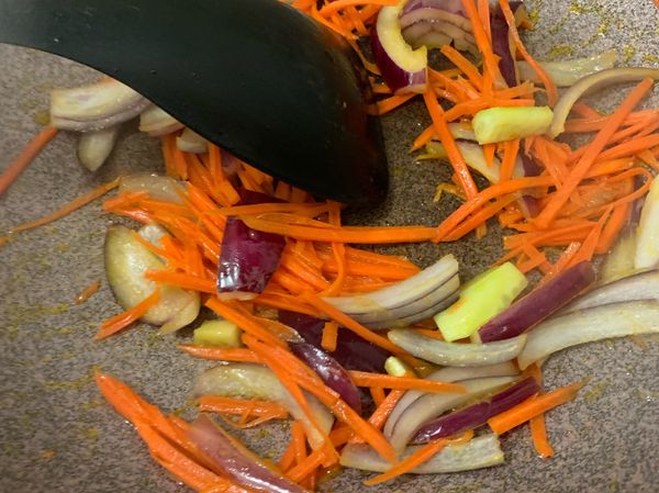 再放入紅蘿蔔絲中火炒一會