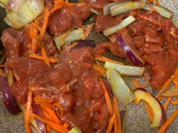 把牛肉片放進一起吵