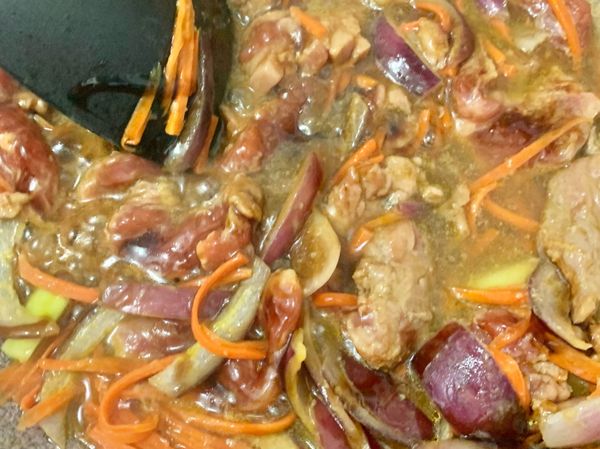 加上適量嘅水和燒汁和一小勺糖