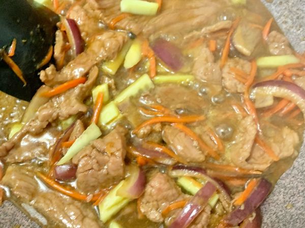 最後加上黃瓜大火翻炒至收汁即可