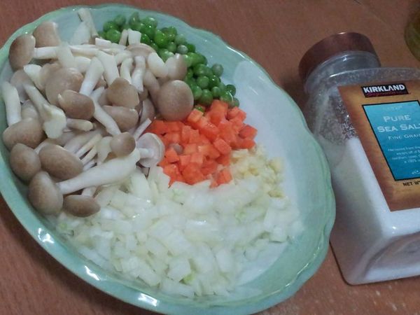 備料~鴻喜菇. 洋蔥丁.紅蘿蔔丁.青豆仁.蒜末