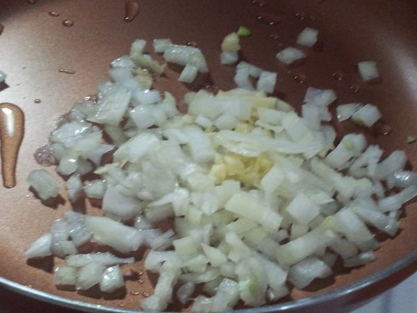 起鍋熱油爆香 洋蔥.蒜末