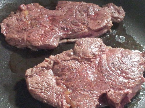 備另一平底鍋預熱一下 煎牛肉 表面熟先取出 讓餘溫滲進裡面