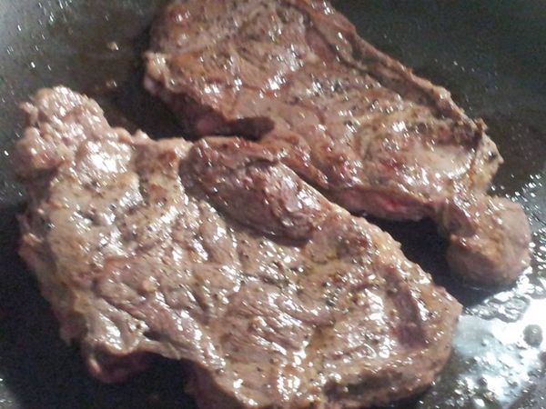 再次回鍋煎  沒有血水滲出即可 過老就不好吃了 約5分熟