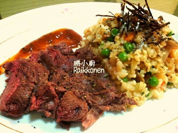 裝盤~牛排切條狀 燉飯撒上義式香料 海苔絲....完成!