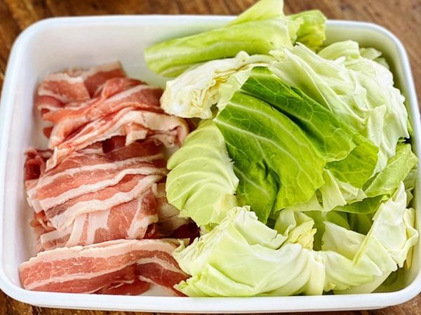 混合芝麻醬的材料◎。豬肉切成5厘米長，高麗菜切碎。