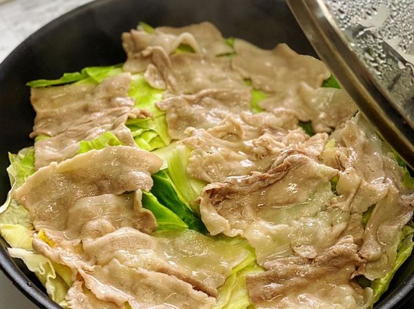 豬肉煮熟後，就完成了！ 撒上芝麻即可食用✨