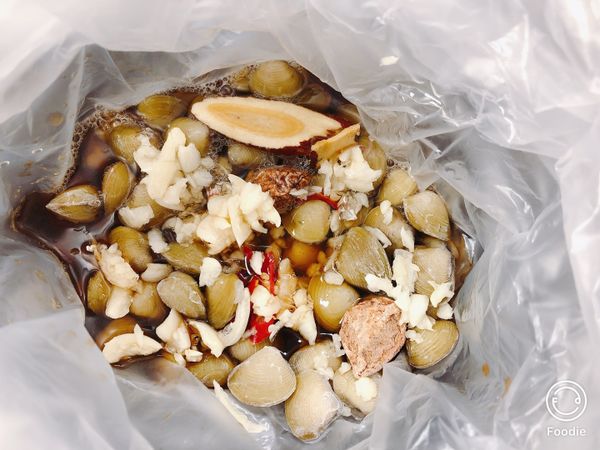 將蒜頭、辣椒打碎並將所有調味料置入大料理碗中