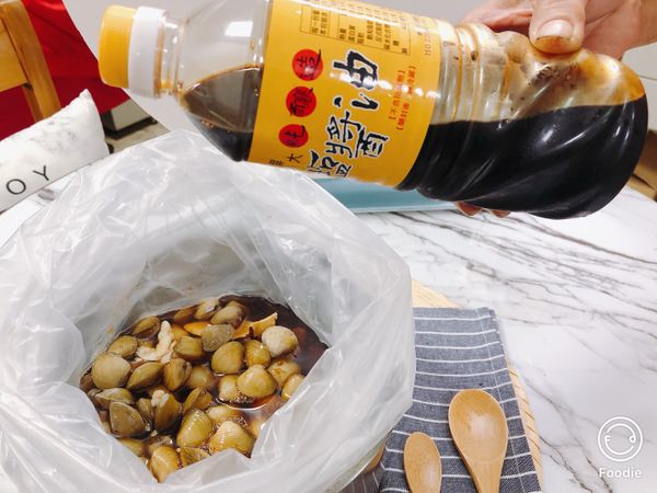 取出冷凍蜆仔🌊後放入料理碗內，並將所有調味料淹蓋過蜆仔🌊