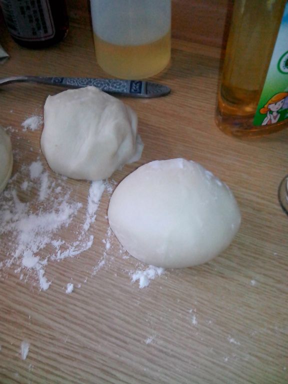 揉好的麵團捏為一長條,平均切成4個小麵團