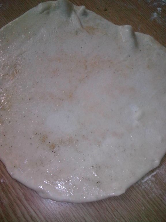 在麵皮上均勻灑上一些細鹽,胡椒粉,再用桿麵棍滾動將細鹽及胡椒粉壓緊.