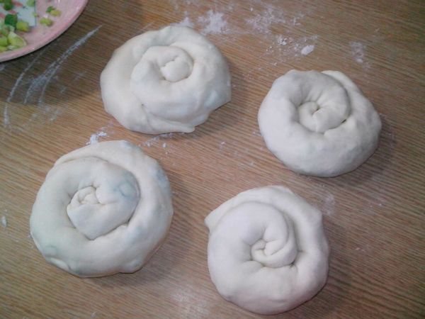 將麵皮仔細往前慢慢捲起