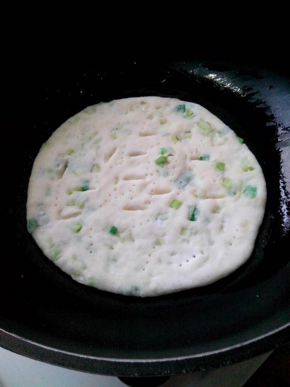 要吃之前將麵團壓扁,桿成圓片,放入鍋中用油煎至2面金黃即可