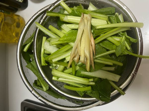 油菜洗淨切段
可以將骨、葉稍微區分開
現炒骨再炒葉
薑切絲