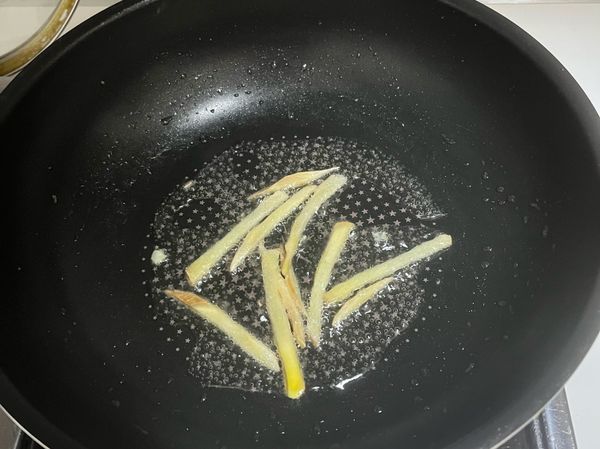 中火加油炒香薑絲