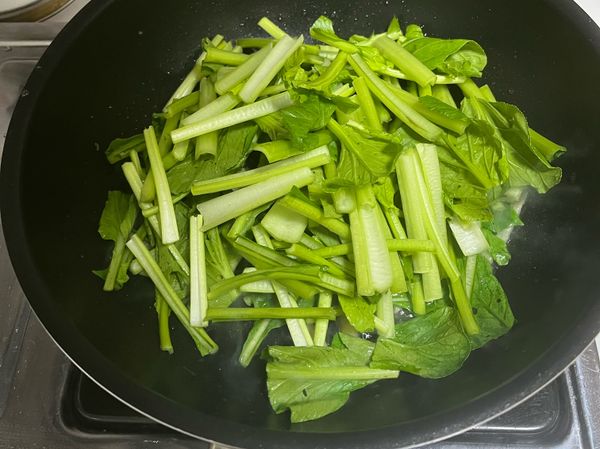 先放菜梗炒到變深綠色再放菜葉一起炒