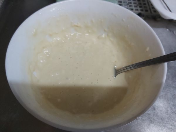 水加鬆餅粉調勻，再加入雞蛋調勻。起士片分成小塊。