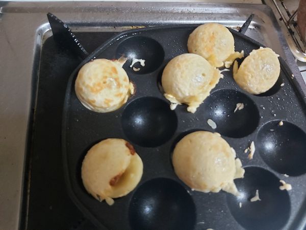 起士球蓋上，噴些油，再翻煎到金黃色即可起鍋。