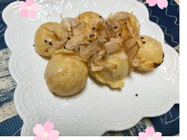 淋適量的沙拉醬，再加點柴魚片，讚讚的~