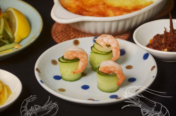 小黃瓜使用削皮刀削成薄片，捲成中空柱狀。
蝦仁入鍋油煎熟成。
蝦仁塞入小黃瓜的中空處