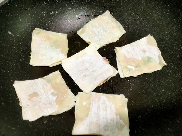 加入少許油，這步驟我女兒唸小一時有讓她試著煎，從旁協助她，效果還不錯