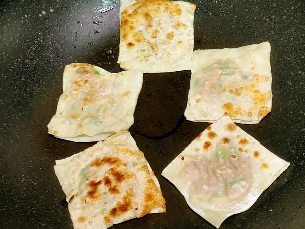 煎到兩面都變色（像右下角那樣就還不行）就差不多了唷！