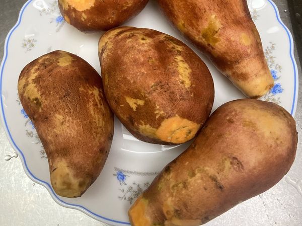 1．用軟毛刷、菜瓜布海綿面🧽清洗乾淨。
（如果想帶皮吃的，請用全新菜瓜布洗淨）

2．將地瓜有芽或需要修的地方用刀子挖掉。

3．去頭去尾，不用很大塊，削掉尖頭即可。

4．晾乾（此步驟可省略，在家自己吃的沒差。

5．基本上越小條蜜越多（僅供參考。