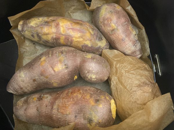 1．用烘焙紙、鋁箔紙墊底，防止地瓜蜜沾黏。

2．儘量朝同一方向排整齊，受熱較平均。

3．氣炸鍋－200°／30分鐘，15分時翻面。
（視情況調整時間，每台狀況不同）

4．怕沒熟的話，可以用竹籤或叉子戳看看，輕鬆穿過就代表熟了。
（挑最大顆的從最厚的地方測試，如果熟了，基本上每一個都熟了）