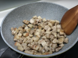 炒豬肉丁至9成熟