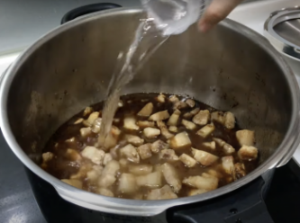 倒進壓力鍋，加所有調味料和乾辣椒，加水蓋過肉丁即可