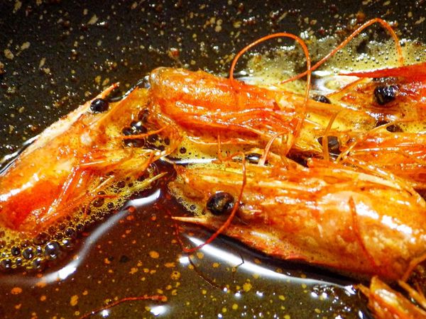 剝下的蝦頭加入少許油煸成蝦油備用