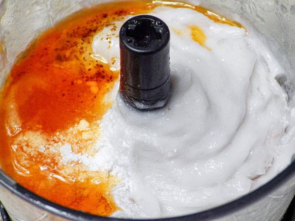 先把蝦仁，水，鹽，糖，胡椒粉，無鋁泡打粉全部攪拌成泥狀後再加入蝦油再攪拌拌勻