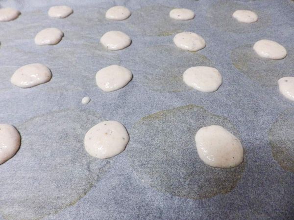 烤箱做法……把適量蝦糊放在烘焙紙上